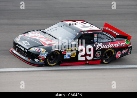 11. März 2012 - Las Vegas, Nevada, USA - Kevin Harvick, Fahrer der #29 Budweiser Chevrolet Impala, fährt durch den Tunnel wiederum zwei während der spannende Renn-Action im NASCAR Sprint Cup Serie Kobalt Tools 400 auf dem Las Vegas Motor Speedway in Las Vegas, Nevada. (Kredit-Bild: © Matt Gdowski Stockfoto