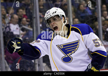 11. März 2012 - feiert Columbus, Ohio, USA - St. Louis Blues linken Flügel David Perron (57) ihr erste Tor in der zweiten Phase des Spiels zwischen den St. Louis Blues und die Columbus Blue Jackets in der Nationwide Arena, Columbus, Ohio. (Kredit-Bild: © Scott Stuart/Southcreek/ZUMAPRESS.com) Stockfoto