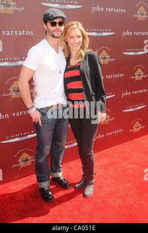 Jason Behr, KaDee Strickland im Ankunftsbereich für The John Varvatos 9. jährliche Stuart Haus nutzen, West Hollywood, Los Angeles, CA 11. März 2012. Foto von: Dee Cercone/Everett Collection/Alamy Live-Nachrichten Stockfoto