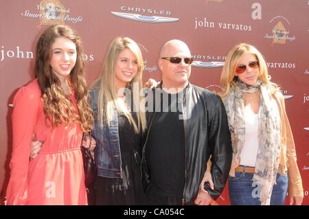 Michael Chiklis, Familie im Ankunftsbereich für The John Varvatos 9. jährliche Stuart Haus nutzen, West Hollywood, Los Angeles, CA 11. März 2012. Foto von: Dee Cercone/Everett Collection/Alamy Live-Nachrichten Stockfoto