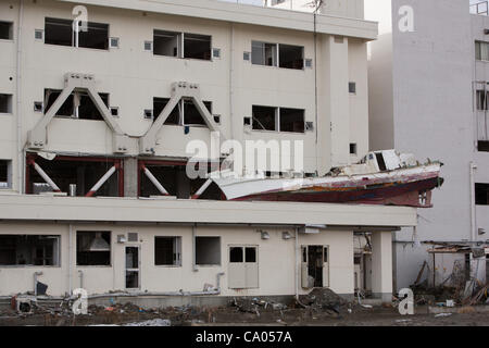 Ein Boote sitzt auf Minami Sanriku Krankenhausgebäude, wusch es von dem Tsunami 2011 auf 1 Jahr-Jubiläum der 11. März 2011 Erdbeben und Tsunami in Minami Sanriku, Region Tohoku, Japan am Sonntag, 11. März 2012 eingereicht. Stockfoto