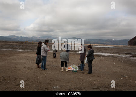 Taiko Konno, Tomoe Katsumata und Familie, halten eine privaten Trauerfeier für die zahlreichen Mitglieder ihrer Familien, die in dem Tsunami 2011 in der schlammigen Ebene, wo einst ihre Gemeinschaft von Kamaya, die 1 Jahr-Jubiläum der 11. März 2011 Erdbeben und Tsunami in Kamaya, Tohok gestorben Stockfoto