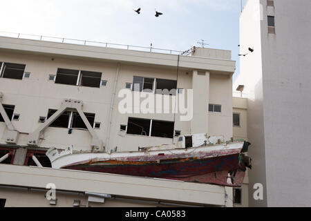 Ein Boote sitzt auf Minami Sanriku Krankenhausgebäude, wusch es von dem Tsunami 2011 auf 1 Jahr-Jubiläum der 11. März 2011 Erdbeben und Tsunami in Minami Sanriku, Region Tohoku, Japan am Sonntag, 11. März 2012 eingereicht. Stockfoto