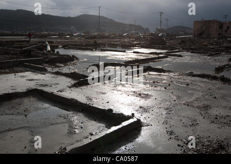 Die Fundamente von Gebäuden, von dem Tsunami 2011 auf 1 Jahr-Jubiläum der 11. März 2011 Erdbeben und Tsunami in Minami Sanriku, Region Tohoku, Japan am Sonntag, 11. März 2012 getroffen. Stockfoto