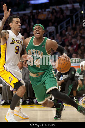 11. März 2012 - Los Angeles, Kalifornien, USA - Paul Pierce von den Boston Celtics fährt gegen Matt Barnes von den Los Angeles Lakers im Staples Center in Los Angeles, Kalifornien auf Sonntag, 11. März 2012. (Kredit-Bild: © Burt Harris/Prensa Internacional/ZUMAPRESS.com) Stockfoto