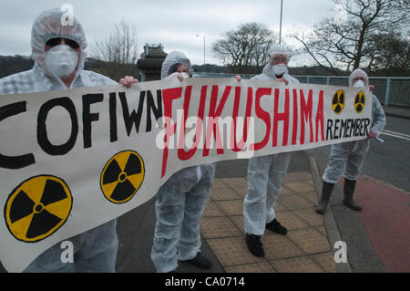 Menschen gegen das geplante Kernkraftwerk Wylfa B protest von Menai Hängebrücke Anglesey am 11. März 2012 den ersten Jahrestag der Katastrophe von Fukushima mit Unterstützung der CND Cymru walisischen Sprache Gesellschaft Greenpeace und Bangor und Ynys Mon Friedensgruppe Stockfoto