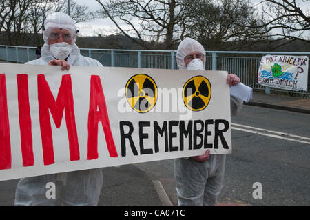 Menschen gegen das geplante Kernkraftwerk Wylfa B protest von Menai Hängebrücke Anglesey am 11. März 2012 den ersten Jahrestag der Katastrophe von Fukushima mit Unterstützung der CND Cymru walisischen Sprache Gesellschaft Greenpeace und Bangor und Ynys Mon Friedensgruppe Stockfoto