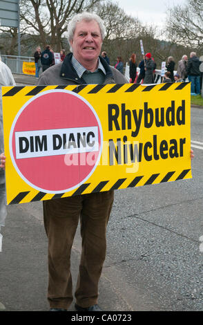 Menschen gegen das geplante Kernkraftwerk Wylfa B protest von Menai Hängebrücke Anglesey am 11. März 2012 den ersten Jahrestag der Katastrophe von Fukushima mit Unterstützung der CND Cymru walisischen Sprache Gesellschaft Greenpeace und Bangor und Ynys Mon Friedensgruppe Stockfoto