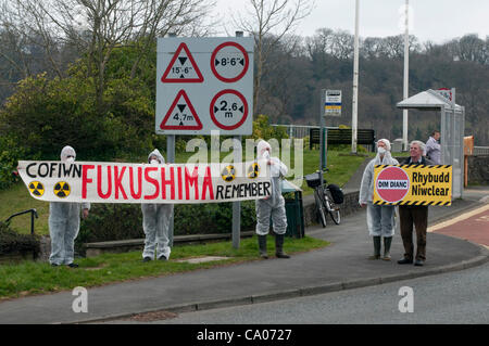 Menschen gegen das geplante Kernkraftwerk Wylfa B protest von Menai Hängebrücke Anglesey am 11. März 2012 den ersten Jahrestag der Katastrophe von Fukushima mit Unterstützung der CND Cymru walisischen Sprache Gesellschaft Greenpeace und Bangor und Ynys Mon Friedensgruppe Stockfoto