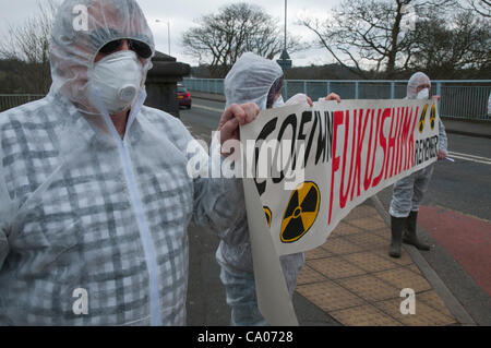 Menschen gegen das geplante Kernkraftwerk Wylfa B protest von Menai Hängebrücke Anglesey am 11. März 2012 den ersten Jahrestag der Katastrophe von Fukushima mit Unterstützung der CND Cymru walisischen Sprache Gesellschaft Greenpeace und Bangor und Ynys Mon Friedensgruppe Stockfoto