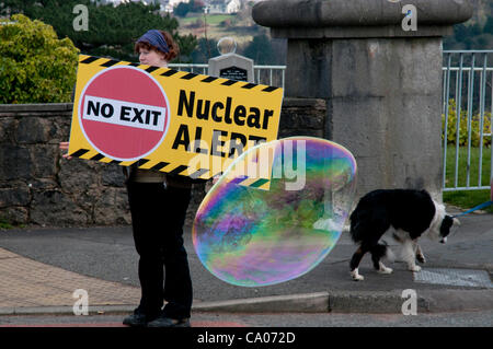 Menschen gegen das geplante Kernkraftwerk Wylfa B protest von Menai Hängebrücke Anglesey am 11. März 2012 den ersten Jahrestag der Katastrophe von Fukushima mit Unterstützung der CND Cymru walisischen Sprache Gesellschaft Greenpeace und Bangor und Ynys Mon Friedensgruppe Stockfoto