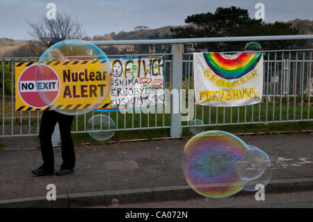 Menschen gegen das geplante Kernkraftwerk Wylfa B protest von Menai Hängebrücke Anglesey am 11. März 2012 den ersten Jahrestag der Katastrophe von Fukushima mit Unterstützung der CND Cymru walisischen Sprache Gesellschaft Greenpeace und Bangor und Ynys Mon Friedensgruppe Stockfoto