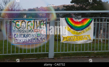 Menschen gegen das geplante Kernkraftwerk Wylfa B protest von Menai Hängebrücke Anglesey am 11. März 2012 den ersten Jahrestag der Katastrophe von Fukushima mit Unterstützung der CND Cymru walisischen Sprache Gesellschaft Greenpeace und Bangor und Ynys Mon Friedensgruppe Stockfoto