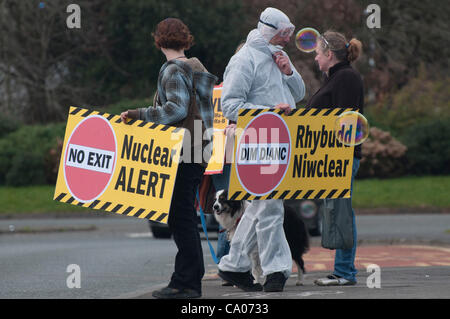 Menschen gegen das geplante Kernkraftwerk Wylfa B protest von Menai Hängebrücke Anglesey am 11. März 2012 den ersten Jahrestag der Katastrophe von Fukushima mit Unterstützung der CND Cymru walisischen Sprache Gesellschaft Greenpeace und Bangor und Ynys Mon Friedensgruppe Stockfoto