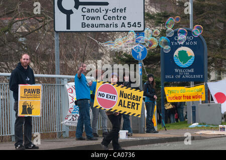 Menschen gegen das geplante Kernkraftwerk Wylfa B protest von Menai Hängebrücke Anglesey am 11. März 2012 den ersten Jahrestag der Katastrophe von Fukushima mit Unterstützung der CND Cymru walisischen Sprache Gesellschaft Greenpeace und Bangor und Ynys Mon Friedensgruppe Stockfoto