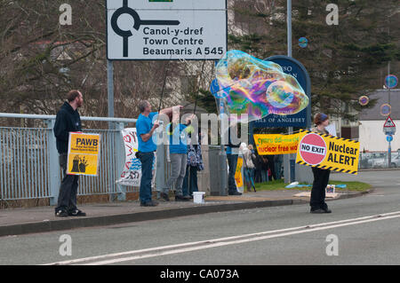 Menschen gegen das geplante Kernkraftwerk Wylfa B protest von Menai Hängebrücke Anglesey am 11. März 2012 den ersten Jahrestag der Katastrophe von Fukushima mit Unterstützung der CND Cymru walisischen Sprache Gesellschaft Greenpeace und Bangor und Ynys Mon Friedensgruppe Stockfoto