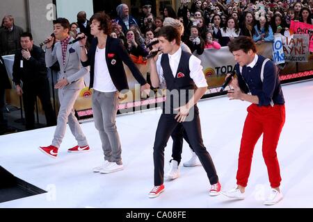 Zayn Malik, Harry Styles, Liam Payne, Louis Tomlinson für NBC heute Show-Konzert mit One Direction, Rockefeller Plaza, New York, NY 12. März 2012 auf der Bühne. Foto von: Steve Mack/Everett Collection Stockfoto