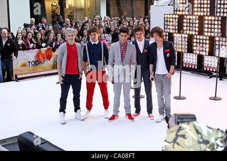 Niall Horan, Louis Tomlinson, Zayn Malik, Liam Payne, Harry Styles für NBC heute Show-Konzert mit One Direction, Rockefeller Plaza, New York, NY 12. März 2012 auf der Bühne. Foto von: Steve Mack/Everett Collection Stockfoto