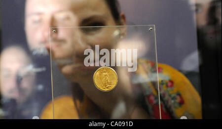 Die 1933 Vereinigten Staaten Gold Münze Double Eagle (Bild), die teuerste Goldmünze, die je auf Auktion verkauft wird im National Museum New Building, Prag, Tschechische Republik, 12. März 2012 ausgestellt. (Foto/Stanislav Zbynek CTK) Stockfoto