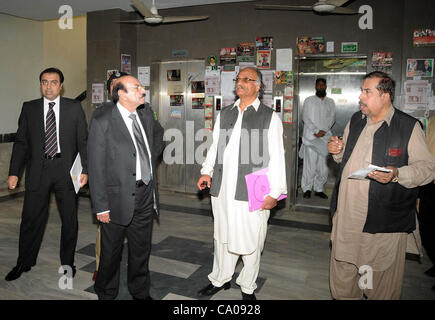 Sindh Hauptminister, Syed Qaim Ali Shah bezahlten Überraschungsbesuch im provinziellen Sekretariat in Karachi auf Montag, 12. März 2012. Stockfoto