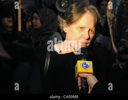 London, UK. 03.12.12. Lindsey Deutsch, Co-Gründer von der Haltestelle der Kriegskoalition interviewt wird, als Mitglieder der Afghanen für den Frieden und die Haltestelle der Kriegskoalition eine Mahnwache auf dem Trafalgar Square für die 16 Zivilisten halten getötet, als ein US-Soldat auf Raubzug in den afghanischen Dörfern, Alkozai und Najeeban, K ging Stockfoto