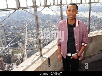 12. März 2012 - Manhattan, New York, US - TYRELS JACKSON WILLIAMS. Disney Channel stars Debby Ryan ('' Jessie''), China Anne McClain ('' Ant Farm''), Laura Marano ('' Austin & Verbündeter ''), Coco Jones und Williams ('' Let It Shine'') und Disney XD Sterne Tyrels Jackson Williams ('' Laborratten '') v Stockfoto