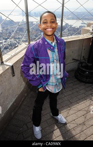 12. März 2012 - Manhattan, New York, US - Williams. Disney Channel Stars Debby Ryan ('' Jessie''), China Anne McClain ('' Ant Farm''), Laura Marano ('' Austin & Verbündeter ''), Coco Jones und Williams ('' Let It Shine'') und Disney XD Sterne Tyrels Jackson Williams ('' Laborratten '') vis Stockfoto