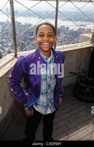 12. März 2012 - Manhattan, New York, US - Williams. Disney Channel Stars Debby Ryan ('' Jessie''), China Anne McClain ('' Ant Farm''), Laura Marano ('' Austin & Verbündeter ''), Coco Jones und Williams ('' Let It Shine'') und Disney XD Sterne Tyrels Jackson Williams ('' Laborratten '') vis Stockfoto