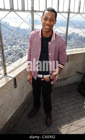 12. März 2012 - Manhattan, New York, US - TYRELS JACKSON WILLIAMS. Disney Channel stars Debby Ryan ('' Jessie''), China Anne McClain ('' Ant Farm''), Laura Marano ('' Austin & Verbündeter ''), Coco Jones und Williams ('' Let It Shine'') und Disney XD Sterne Tyrels Jackson Williams ('' Laborratten '') v Stockfoto