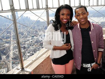 12. März 2012 - Manhattan, New York, USA - COCO JONES und TYRELS JACKSON WILLIAMS. Disney Channel stars Debby Ryan ('' Jessie''), China Anne McClain ('' Ant Farm''), Laura Marano ('' Austin & Verbündeter ''), Coco Jones und Williams ('' Let It Shine'') und Stern Tyrels Jackson Williams (Disney XD) Stockfoto