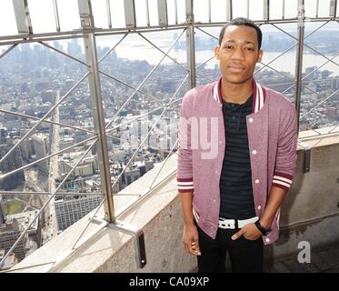 12. März 2012 - Manhattan, New York, US - TYRELS JACKSON WILLIAMS. Disney Channel stars Debby Ryan ('' Jessie''), China Anne McClain ('' Ant Farm''), Laura Marano ('' Austin & Verbündeter ''), Coco Jones und Williams ('' Let It Shine'') und Disney XD Sterne Tyrels Jackson Williams ('' Laborratten '') v Stockfoto