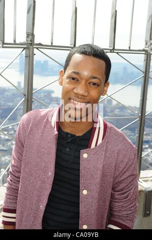 12. März 2012 - Manhattan, New York, US - TYRELS JACKSON WILLIAMS. Disney Channel stars Debby Ryan ('' Jessie''), China Anne McClain ('' Ant Farm''), Laura Marano ('' Austin & Verbündeter ''), Coco Jones und Williams ('' Let It Shine'') und Disney XD Sterne Tyrels Jackson Williams ('' Laborratten '') v Stockfoto