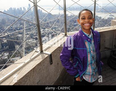 12. März 2012 - Manhattan, New York, US - Williams. Disney Channel Stars Debby Ryan ('' Jessie''), China Anne McClain ('' Ant Farm''), Laura Marano ('' Austin & Verbündeter ''), Coco Jones und Williams ('' Let It Shine'') und Disney XD Sterne Tyrels Jackson Williams ('' Laborratten '') vis Stockfoto