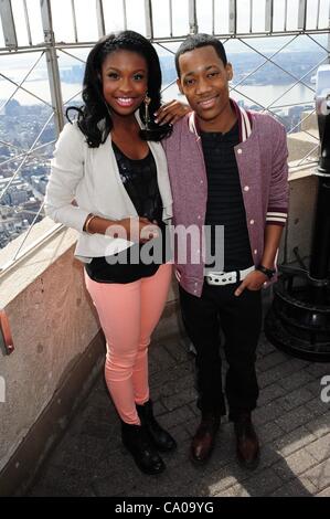 12. März 2012 - Manhattan, New York, USA - COCO JONES und TYRELS JACKSON WILLIAMS. Disney Channel stars Debby Ryan ('' Jessie''), China Anne McClain ('' Ant Farm''), Laura Marano ('' Austin & Verbündeter ''), Coco Jones und Williams ('' Let It Shine'') und Stern Tyrels Jackson Williams (Disney XD) Stockfoto
