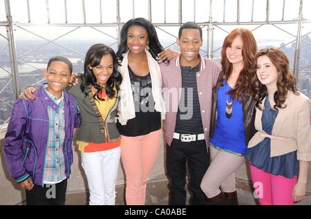 Tyrels Jackson Williams, China Anne McClain, Coco Jones, Williams, Debby Ryan, Laura Marano innen für Disney-Channel Young Stars Besuch Empire State, das Empire State Building, New York, NY 12. März 2012. Foto von: Kristin Callahan/Everett Collection Stockfoto