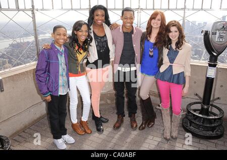 Tyrels Jackson Williams, China Anne McClain, Coco Jones, Williams, Debby Ryan, Laura Marano innen für Disney-Channel Young Stars Besuch Empire State, das Empire State Building, New York, NY 12. März 2012. Foto von: Kristin Callahan/Everett Collection Stockfoto