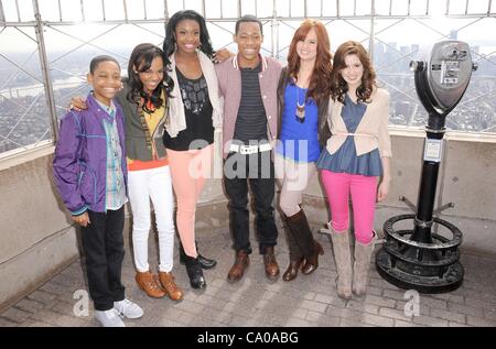Tyrels Jackson Williams, China Anne McClain, Coco Jones, Williams, Debby Ryan, Laura Marano innen für Disney-Channel Young Stars Besuch Empire State, das Empire State Building, New York, NY 12. März 2012. Foto von: Kristin Callahan/Everett Collection Stockfoto