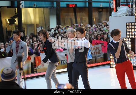 Niall Horan, Harry Styles, Liam Payne, Louis Tomlinson, Zayn Malik, eine Richtung bei Talk zeigen aussehen für NBC heute Show-Konzert mit One Direction, Rockefeller Plaza, New York, NY 12. März 2012. Foto von: Kristin Callahan/Everett Collection Stockfoto