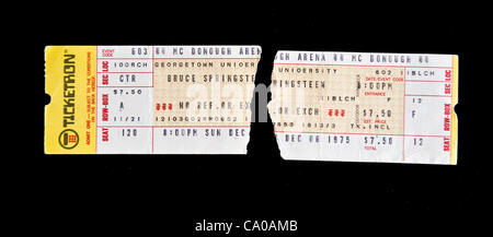 12. März 2012 - West Long Branch, New Jersey, USA - ein 6. Dezember 1975-Ticket für ein Konzert von Bruce Springsteen in Washington D.C., eines der rund 15.000 Items umfassen die Bruce Springsteen Spezialsammlung befindet sich auf dem Campus der Monmouth University Stockfoto