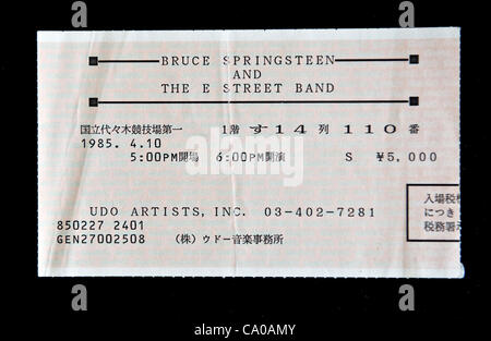 12. März 2012 - West Long Branch, New Jersey, USA - Ticket Stub von einem 1985 Tokio Bruce Springsteen Konzert, eines der rund 15.000 Items umfassen die Bruce Springsteen Spezialsammlung befindet sich auf dem Campus der Monmouth University Stockfoto