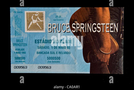 12. März 2012 untergebracht - West Long Branch, New Jersey, USA - Ticket für ein 1993 Bruce Springsteen Konzert in Lissabon, Portugal, eines der rund 15.000 Items die die Bruce-Springsteen-Spezialsammlung umfassen auf dem Campus der Monmouth University Stockfoto