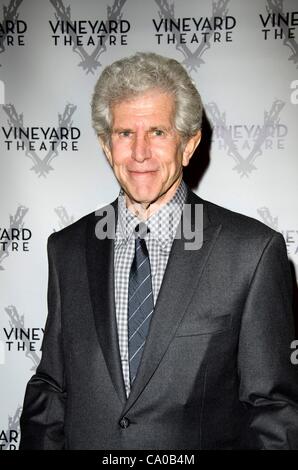 Tony Roberts im Ankunftsbereich für Vineyard Theater Gala, Hudson Theatre, New York, NY 12. März 2012. Foto von: Eric Reichbaum/Everett Collection Stockfoto