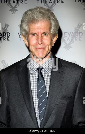 Tony Roberts im Ankunftsbereich für Vineyard Theater Gala, Hudson Theatre, New York, NY 12. März 2012. Foto von: Eric Reichbaum/Everett Collection Stockfoto