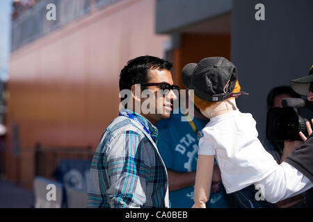 10. März 2012 - Las Vegas, Nevada, USA - Kal Penn und Mike '' Roomies'' Puppe haben eine interessante Diskussion in der Garagenbereich im NASCAR Sprint Cup Serie Kobalt Tools 400 auf dem Las Vegas Motor Speedway in Las Vegas, Nevada. (Kredit-Bild: © Matt Gdowski/Southcreek/ZUMAPRESS.com) Stockfoto