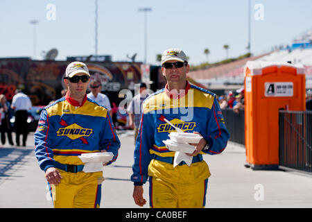 10. März 2012 - Las Vegas, Nevada, USA - mittags für die Sunoco Gas Männer im Garagenbereich vor Beginn der Praxis an die NASCAR Sprint Cup Serie Kobalt Tools 400 auf dem Las Vegas Motor Speedway in Las Vegas, Nevada. (Kredit-Bild: © Matt Gdowski/Southcreek/ZUMAPRESS.com) Stockfoto