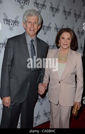 Tony Roberts, Linda Lavin im Ankunftsbereich für 2012 Vineyard Theater Gala zu Ehren Linda Lavin, Hudson Theatre, New York, NY 12. März 2012. Foto von: Derek Sturm/Everett Collection Stockfoto