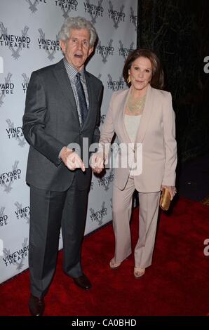 Tony Roberts, Linda Lavin im Ankunftsbereich für 2012 Vineyard Theater Gala zu Ehren Linda Lavin, Hudson Theatre, New York, NY 12. März 2012. Foto von: Derek Sturm/Everett Collection Stockfoto