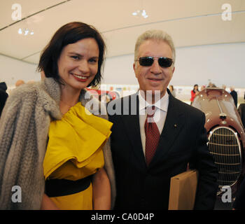 Eliska Kaplický, Witwe des tschechischen weltbekannten Architekten Jan Kaplický, und Pietro Ferrari Pose bei der Eröffnung der Enzo Ferrari-Familien-Hauses in Modena, Italien, 11. März 2012. Ferrari-Museum wurde von dem berühmten Architekten Jan Kaplicky vor seinem vorzeitigen Tod entwickelt. Th ist ein Museum gewidmet. Stockfoto