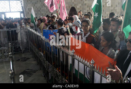 Palästina-Stiftung (PLF) Pakistan globale Marsch nach Jerusalem Teilnehmer bieten Dua (beten) am Grab des Vaters der Nation Quaid-e-Azam Muhammad Ali Jinnah Besuchs Quaid-e-Azam Mausoleum in Karatschi auf Dienstag, 13. März 2012. Stockfoto