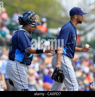 13. März 2012 - Sarasota, FL, USA - JAMES BORCHUCK |   Times.OT 350843 BORC rays (12.03.12) (Sarasota, FL) Jose Molina versucht David Price während der Strahlen Frühling Trainingsspiel gegen die Baltimore Orioles Ed Smith-Stadion in Sarasota Dienstag, 13. März 2012 niederlassen.  [JAMES BORCHUCK, Tim Stockfoto